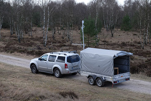 Support vehicle with trailer and antenna mast at the clearance site