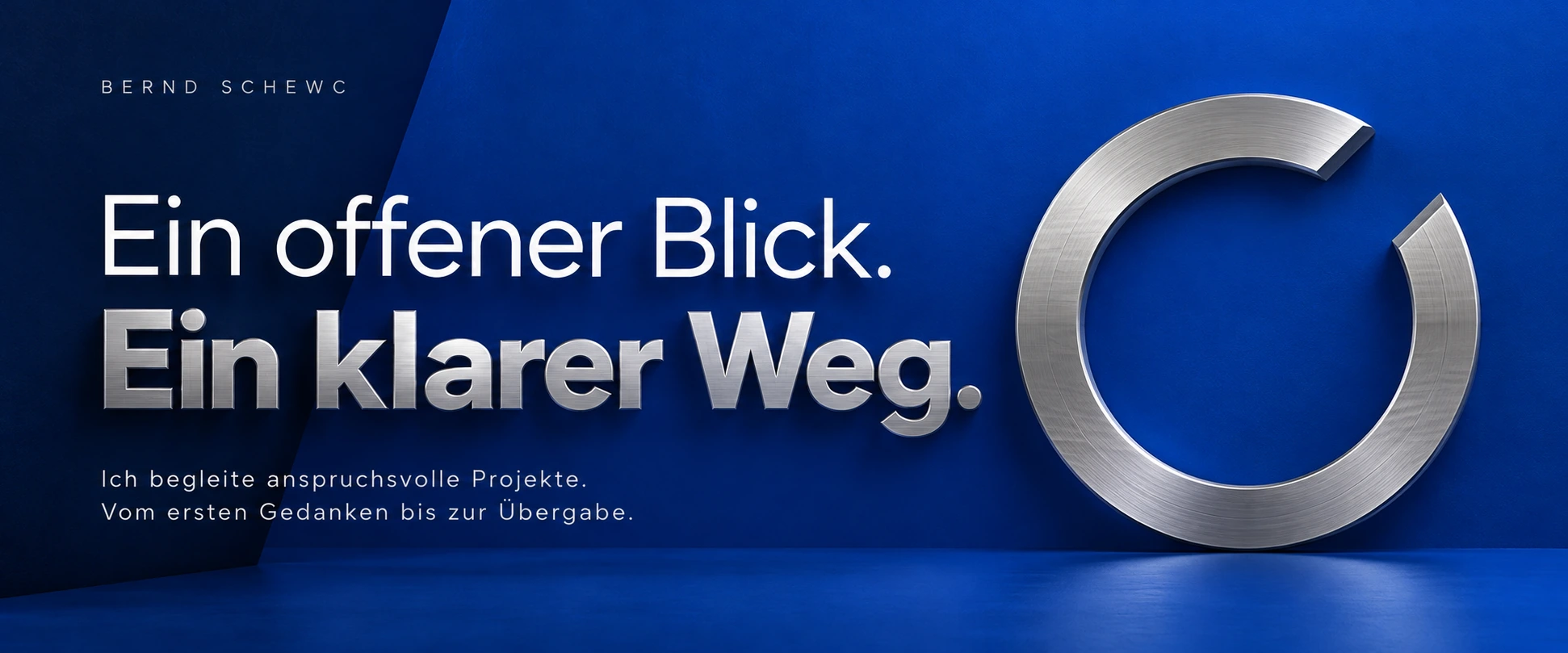 Offener Ring aus geschliffenem Aluminium auf Kobaltblau